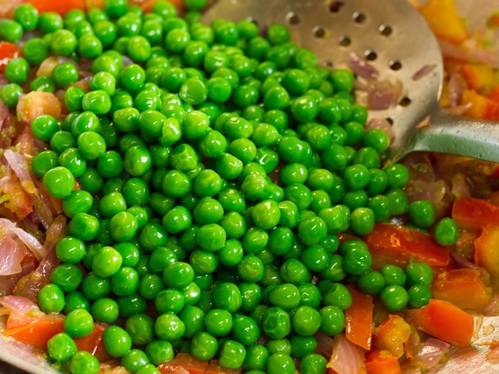 Συνταγή για κοκκινιστό κοτόπουλο με αρακά