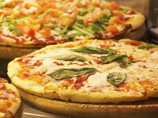 Η πίτσα «κόντρα» στο σουβλάκι: Η προσιτή...