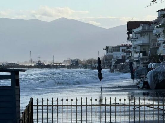 Κακοκαιρία: Ζημιές, πλημμύρες και εκκενώ...