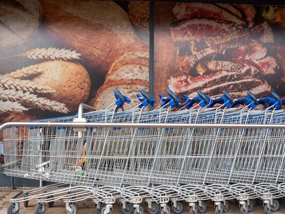 Σούπερ μάρκετ: Αυξήσεις τιμών σε φρούτα,...