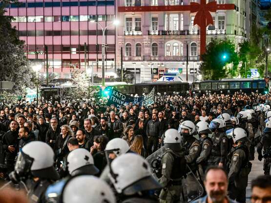 LIVE- Πλησιάζει στην πρεσβεία των ΗΠΑ η ...
