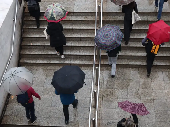 Καιρός: Τσικνοπέμπτη με βροχές και καται...