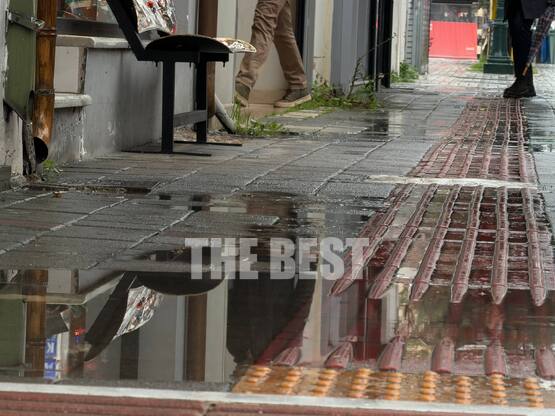Οδύσσεια το περπάτημα υπό βροχή στα πεζο...