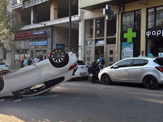 Παγκράτι: Τροχαίο ατύχημα - Αναποδογύρισε αμάξι