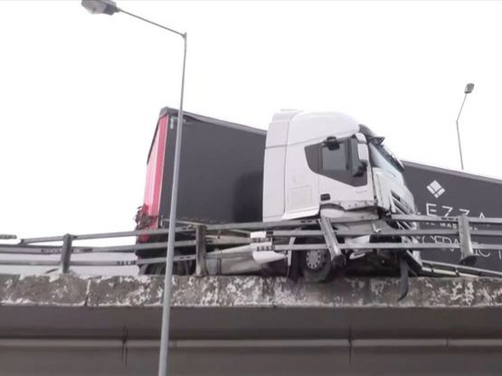 Θεσσαλονίκη:  «Δίπλωσε» νταλίκα  - Στον ...