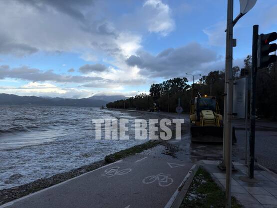 Ο έντονος κυματισμός στην Πλαζ Πατρών &q...