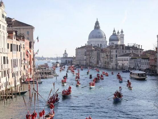 Βενετία: Το Μεγάλο Κανάλι γέμισε Αγίους Βασίληδες