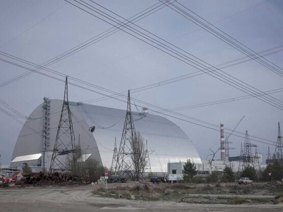 Ουκρανία: Η «σαρκοφάγος» του Τσερνόμπιλ ...