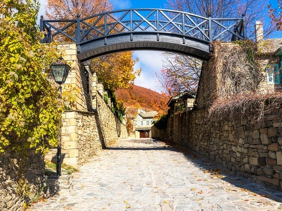 Νυμφαίο: Βόλτα στο πετρόχτιστο στολίδι σ...