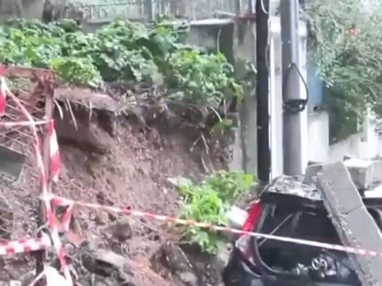 Κακοκαιρία Byron - Βουλιαγμένη: Μαντρότο...