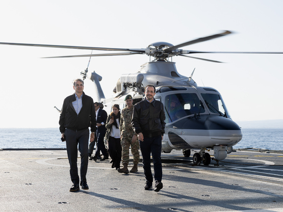 Στη Φρεγάτα «Κίμων» Μητσοτάκης και Χριστ...