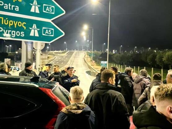 Έκλεισαν την Πατρών-Πύργου οι αγρότες- Κ...