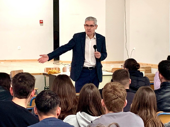 Ομιλία του Άγγελου Τσιγκρή για τη σχολικ...