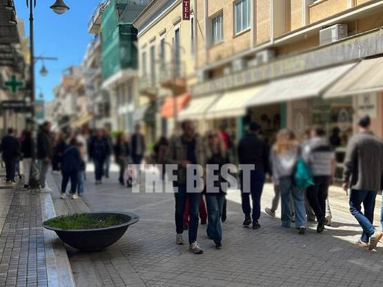 Πάτρα: Γέμισε κόσμο το κέντρο μετά την Α...