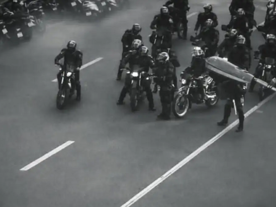 Ένας διαδηλωτής στο Ιράν απέναντι στις α...