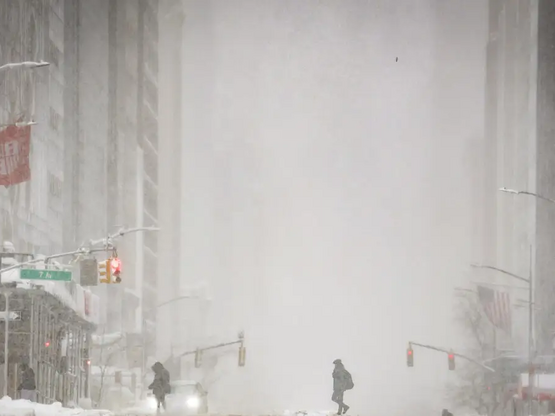 Η Νέα Υόρκη αντιμέτωπη με χιονοθύελλα «τ...
