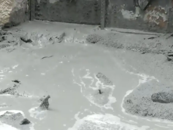 Κυψέλη: Αναβλύζει τσιμέντο από τον δρόμο