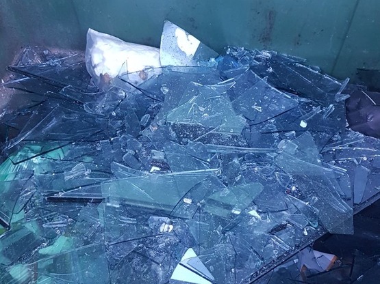 Πάτρα: Έριξε γυαλιά σε κάδο απορριμμάτων...