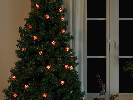 «Κολλήσαμε» με τα γιορτινά φωτιστικά της...