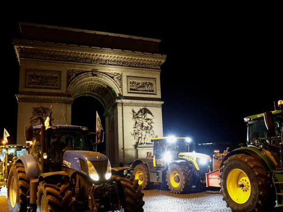 Γαλλία: Οι αγρότες πολιορκούν ξανά τη Βο...