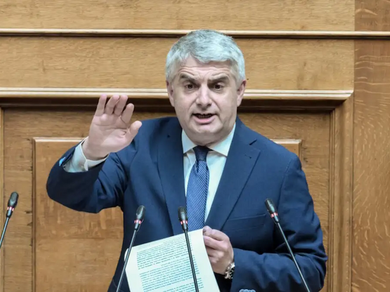 Ο Οδυσσέας Κωνσταντινόπουλος παραδίδει τ...