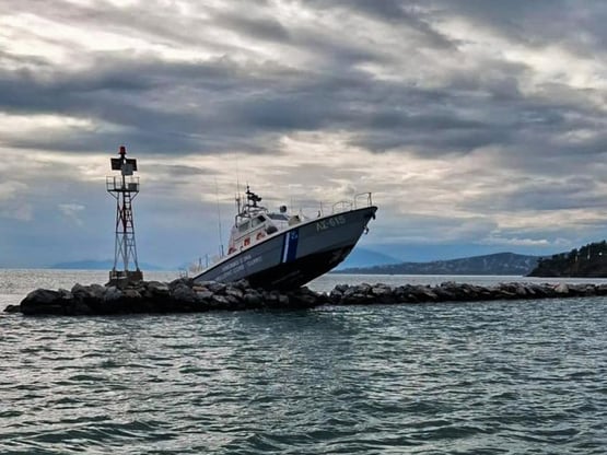 Βόλος: Σκάφος του Λιμενικού «σκαρφάλωσε»...
