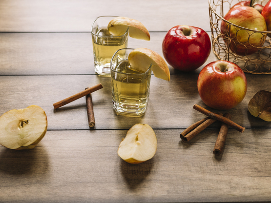 Χριστουγεννιάτικο λικέρ με μήλο και κανέλα