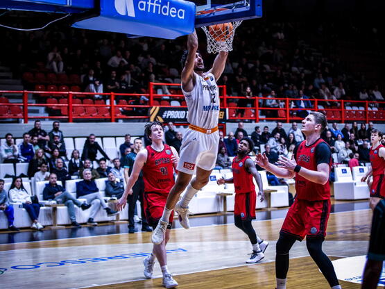Σαλόν – Προμηθέας 93-78: Πάλεψε για 35 λ...