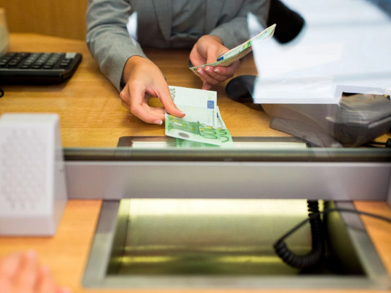 Η ΑΑΔΕ «ανοίγει» λογαριασμούς σε ελληνικ...