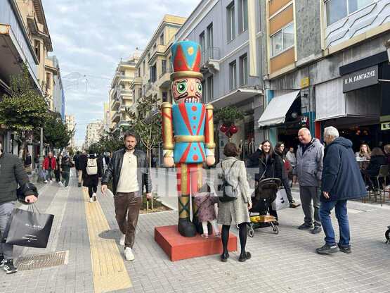 Πάτρα: Γέμισε κόσμο το κέντρο με ανοιχτά...