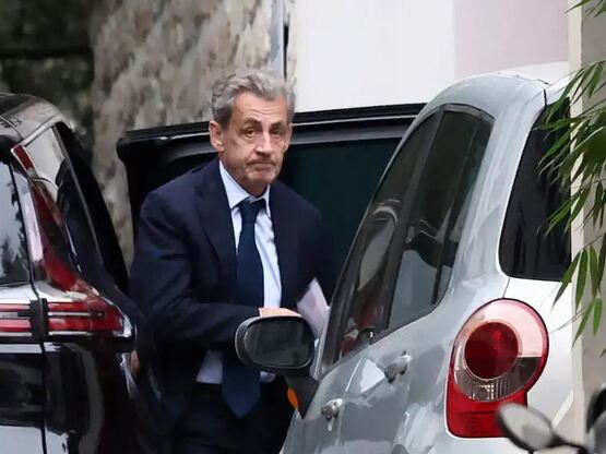 Ο Νικολά Σαρκοζί σε εστιατόριο του Παρισ...