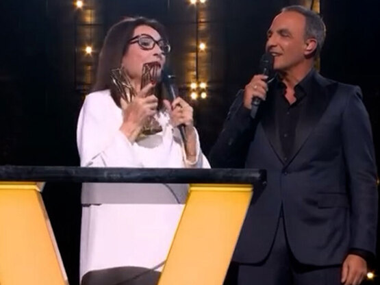 Ο Νίκος Αλιάγας βράβευσε τη Νάνα Μούσχου...