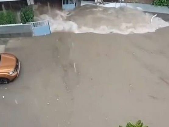 Άλιμος: Έπεσε μάντρα πολυκατοικίας από τ...