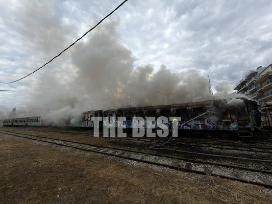 Πάτρα: Φωτιά μαίνεται στο παλιό αμαξοστά...