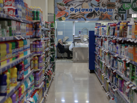 Ακριβότερο το καλάθι του Έλληνα: Τι δείχ...