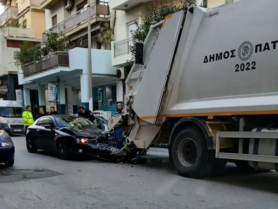 Πάτρα:  ΙΧ συγκρούστηκε με απορριμματοφό...