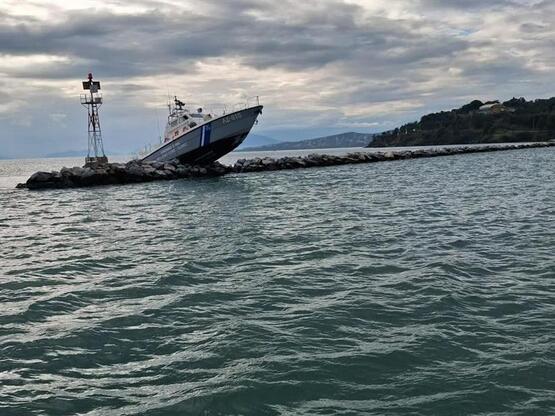 Βόλος: Σκάφος του Λιμενικού «σκαρφάλωσε»...