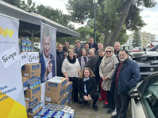 σπιράλ: Έστησε και φέτος «το δέντρο με το γάλα»