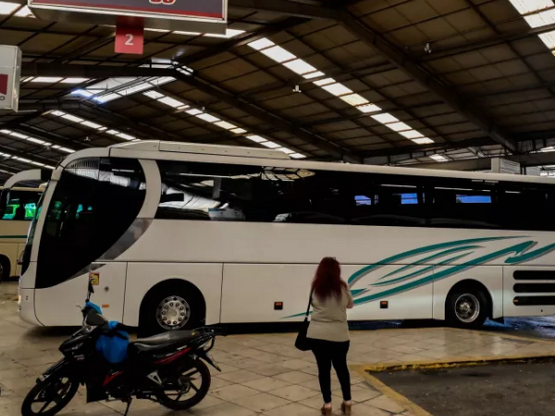 ΚΤΕΛ vs Κυβέρνηση: Κόντρα για το συγκοιν...