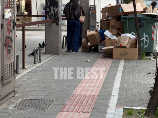 Χαρτόκουτα «κατάργησαν» πεζοδρόμιο στο κ...