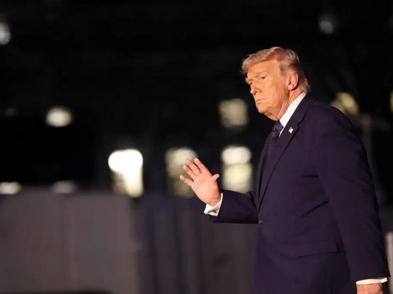 Ο Ντόναλντ Τραμπ ψάχνει την έξοδο από τον πόλεμο