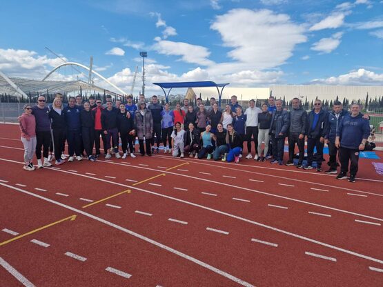 Η Σοφία Σακοράφα με τις ομάδες σκυταλοδρ...