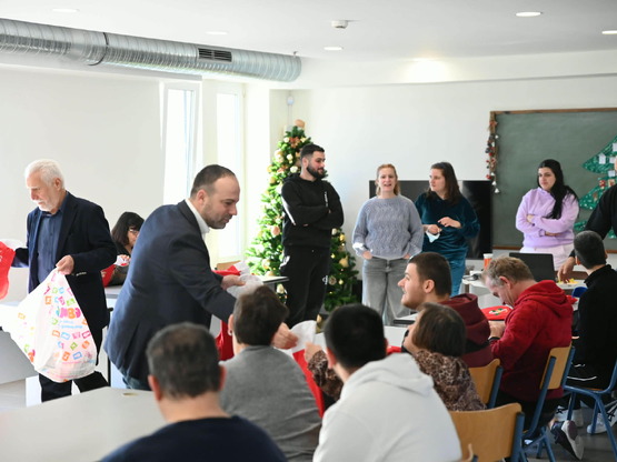 Ο Θέμης Μπάκας σε ιδρύματα της Πάτρας κα...