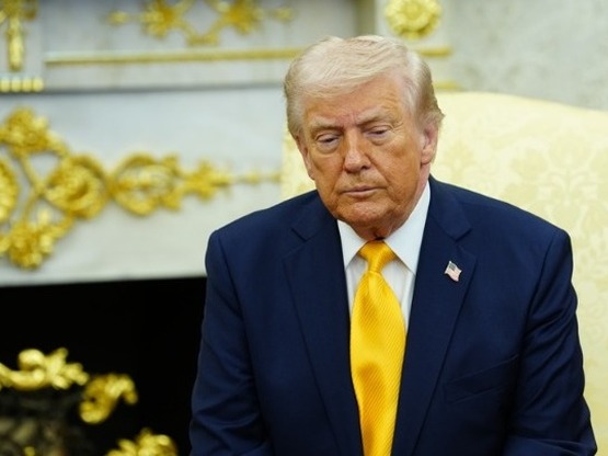 Ντ.Τραμπ: Εξετάζει την κατάληψη ή τον απ...