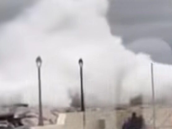 Παράλιο Άστρος: Η στιγμή που τα κύματα π...