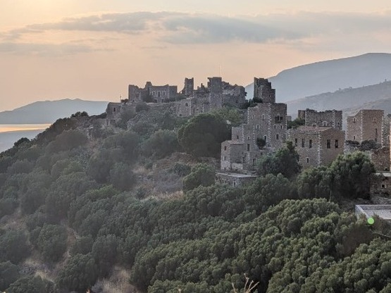 Οι κάτοικοι της Μέσα Μάνης αποτελούν μια...