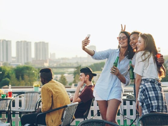 Σε ποια ηλικία «κρύβεται» η ευτυχία; 