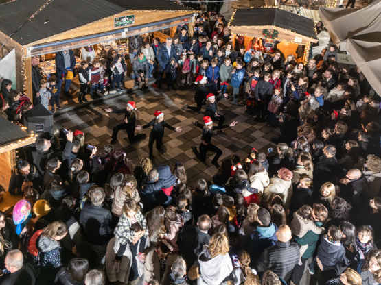 Άναψε το Χριστουγεννιάτικο δέντρο στη Να...