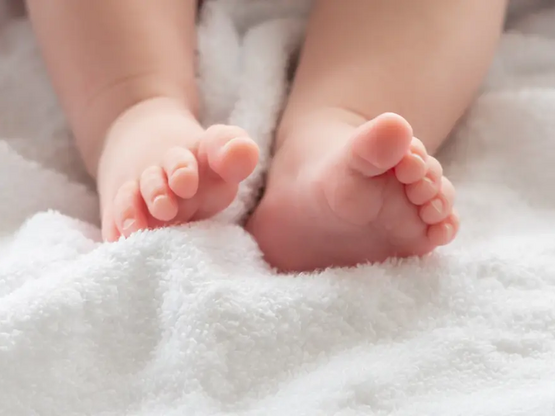 Γονείς πήραν το άρρωστο μωρό τους χωρίς ...