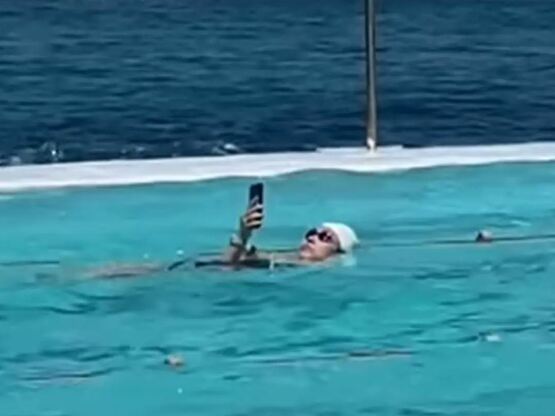 Κολυμβήτρια σε πισίνα κάνει ύπτιο με το ...